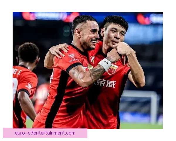 上海海港成功卫冕中超联赛冠军续写辉煌赛季传奇